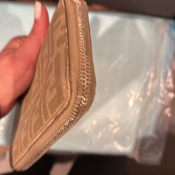 Fendi Tan Zippered wallet - Picture 3 of 15